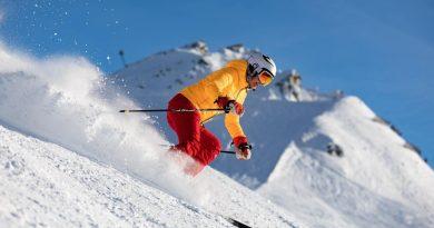 kobieta jeździ na nartach, jest to jeden ze sportów skandynawskich