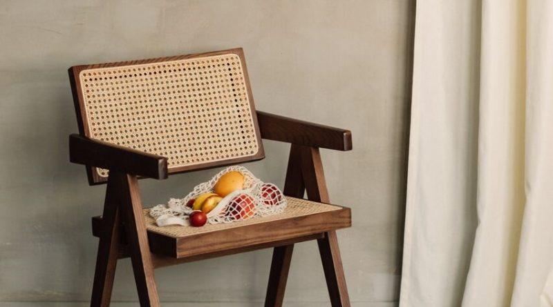 Drewniane, modne krzesło w surowym pomieszczeniu.